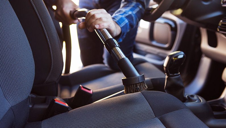 Rengøring af bil klargøringsmand